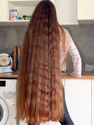 VIDEO - A really massive mane in the kitchen