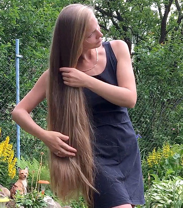 VIDEO - Katarina in her garden