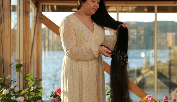 VIDEO - Isabell brushing her very long hair