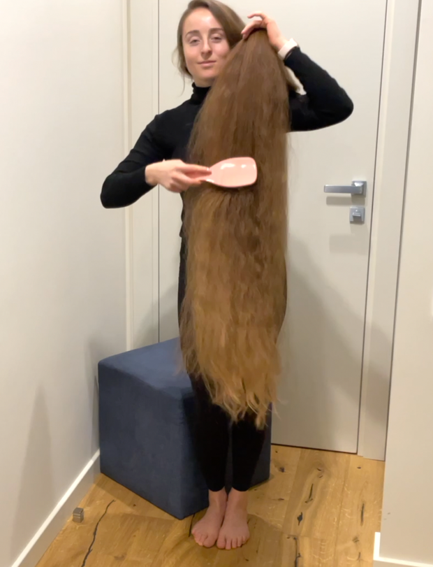 VIDEO - Brushing a pile of hair