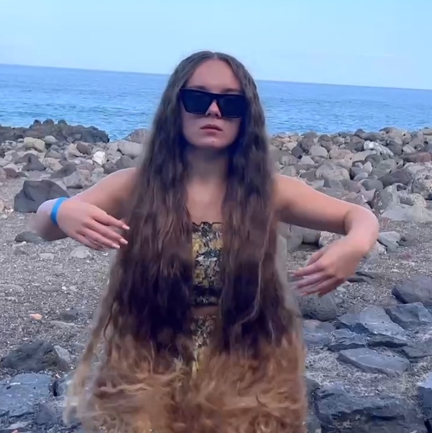 VIDEO - Natalia&#x27;s beautiful hair show by the sea