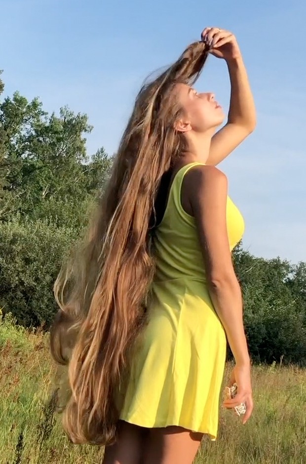 VIDEO - Blonde hair, pink comb