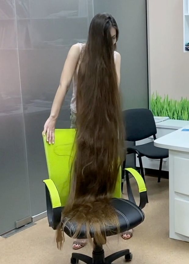 VIDEO - The office woman with super long hair