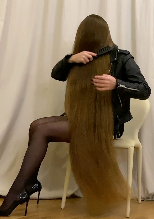 VIDEO - Elegant Real Life Rapunzel with extreme hair