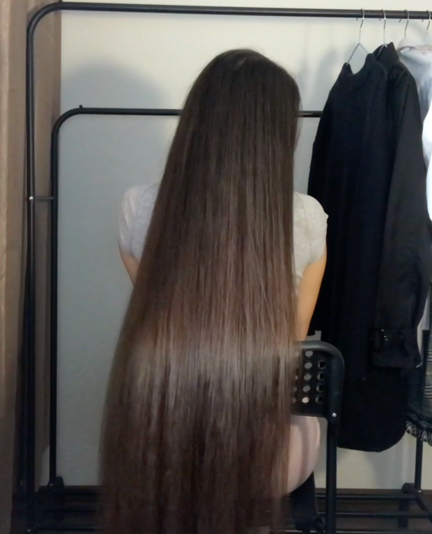 VIDEO - A silky, long, dark mane