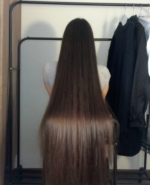 VIDEO - A silky, long, dark mane