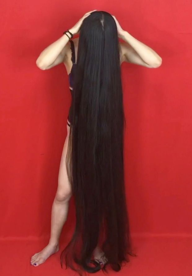 VIDEO - Extremely long hair and three heavy braids