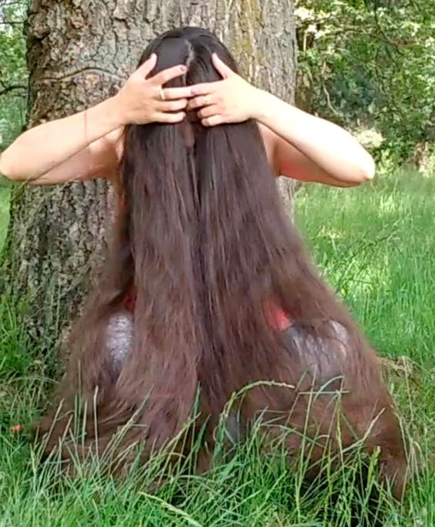 VIDEO - Super long hair by the tree