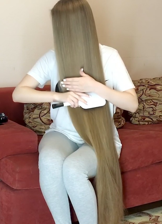 VIDEO - Red sofa, blonde hair