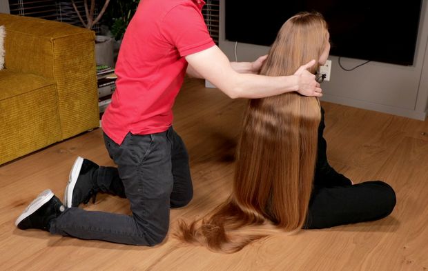 VIDEO - Blonde calf length hair floor show
