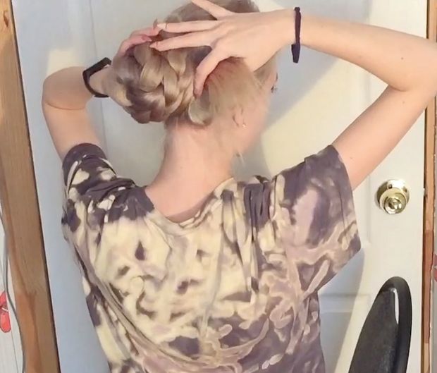 VIDEO - The blonde with the silky hair