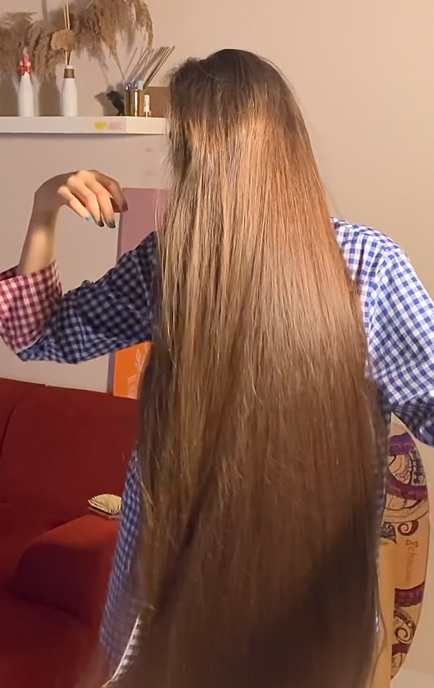 VIDEO - Extreme calf length hair in front of her face (part 1)