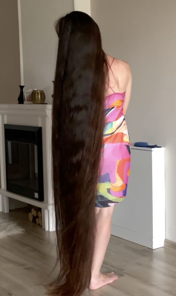 VIDEO - Ivanna loves her hair length