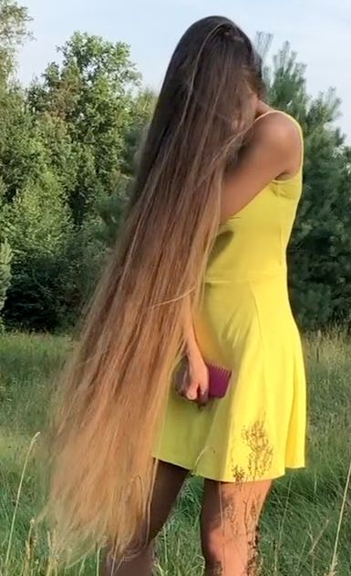 VIDEO - Blonde hair, pink comb