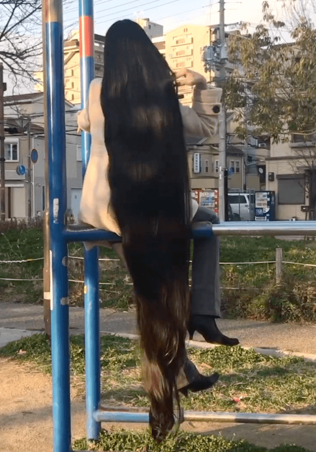 VIDEO - Floor length hair in public 2