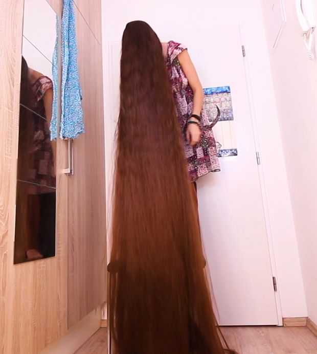 VIDEO - Extreme hair in front of her face