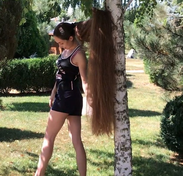 VIDEO - Floor length hair tree