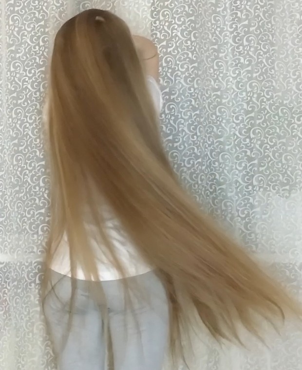 VIDEO - Long blonde hair by the curtains