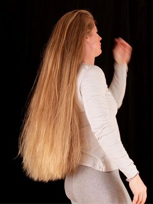 VIDEO - Oiling and finger combing thick blonde hair
