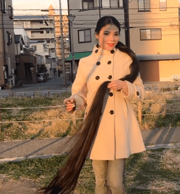 VIDEO - Floor length hair in public 2