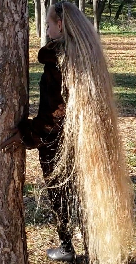 VIDEO - Blonde Rapunzel in the park