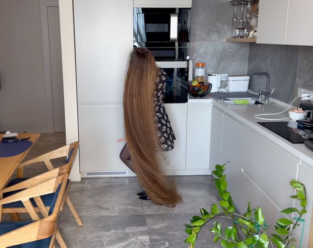 VIDEO - Lady with two meter long hair