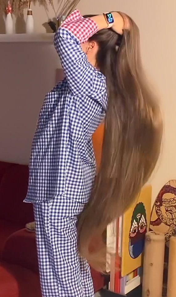 VIDEO - Extreme calf length hair in front of her face (part 1)