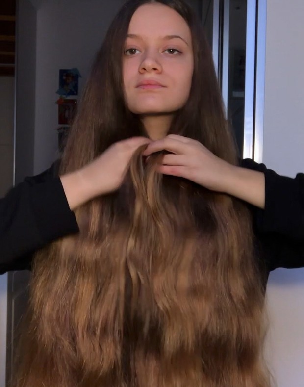 VIDEO - Ottavia&#x27;s thick hair play 2