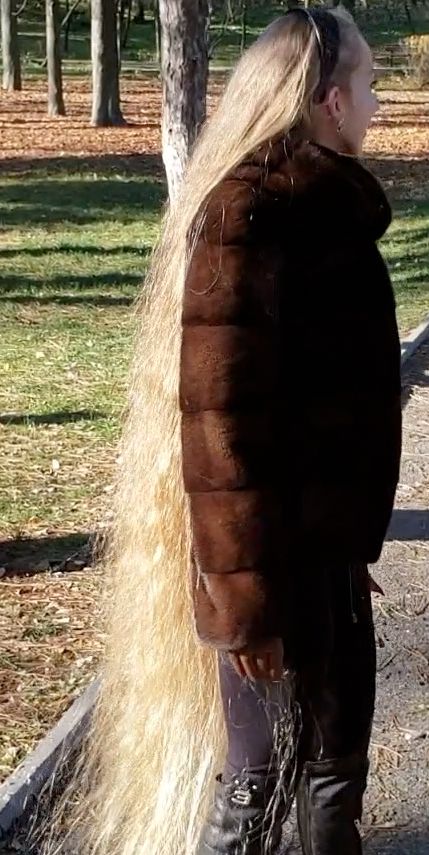 VIDEO - Blonde Rapunzel in the park