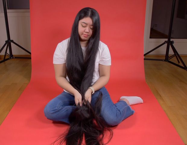 VIDEO - Really long black hair on red