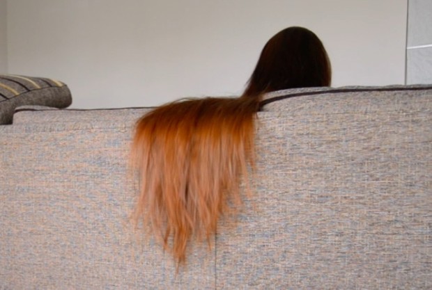 VIDEO - Thigh length hair sofa play