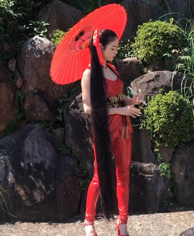 VIDEO - Very long black hair and a red suit