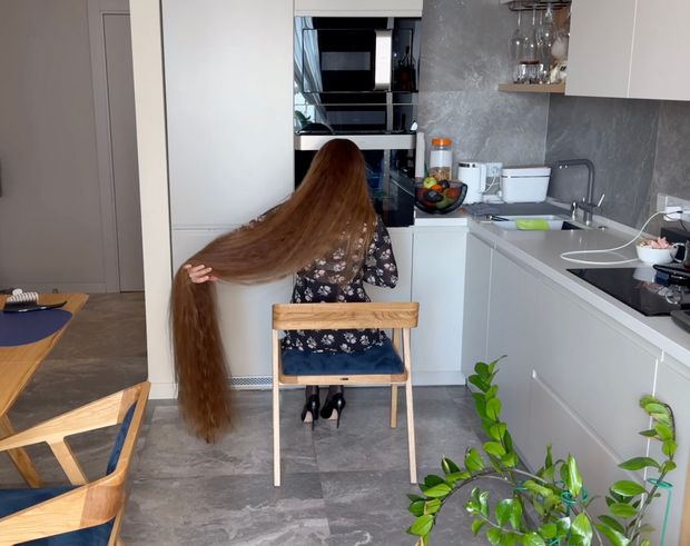 VIDEO - Lady with two meter long hair