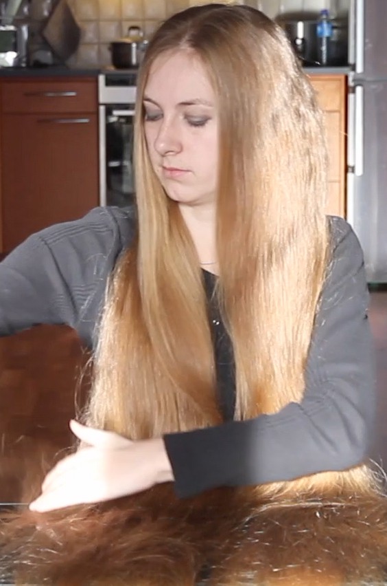 VIDEO - Rakel&#x27;s table hair play