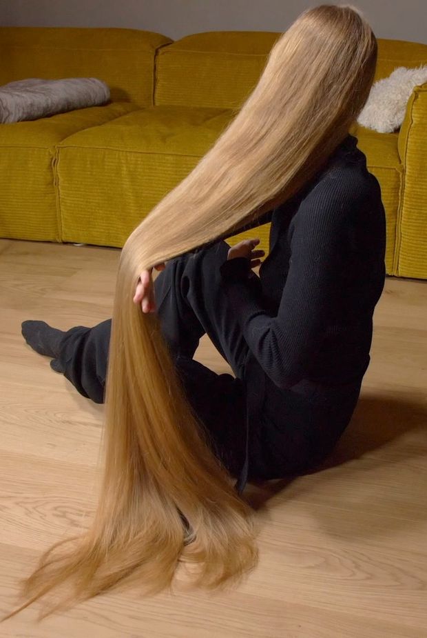 VIDEO - Blonde calf length hair floor show