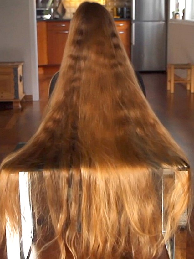 VIDEO - Rakel&#x27;s table hair play