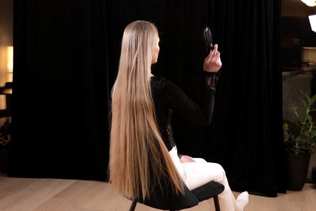 VIDEO - Super silky light blonde hair in chair