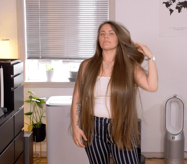 VIDEO - Bundrops in front of her face 2