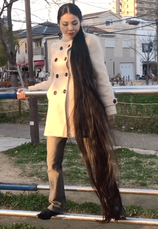 VIDEO - Floor length hair in public 2