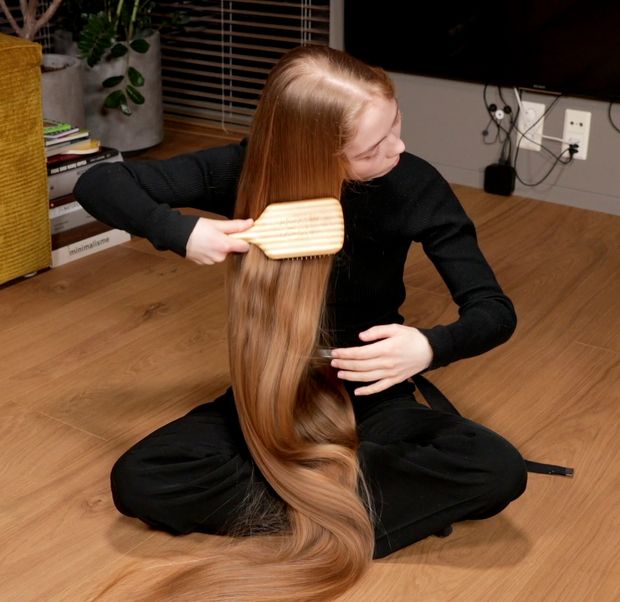 VIDEO - Blonde calf length hair floor show
