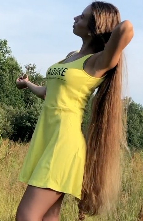 VIDEO - Blonde hair, pink comb