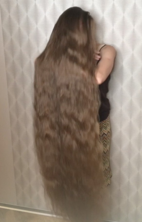 PHONE VIDEO - Katerina&#x27;s hair display