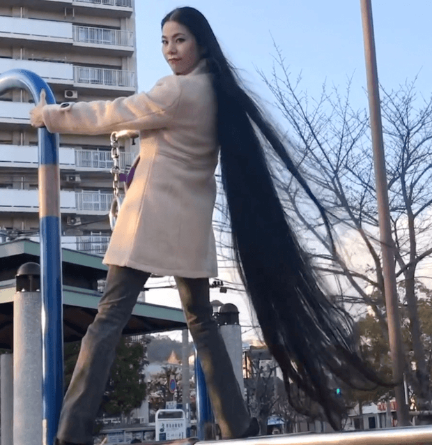 VIDEO - Floor length hair in public 2
