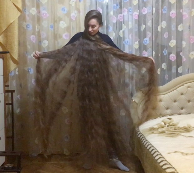 VIDEO - Extreme hair and a giant bun