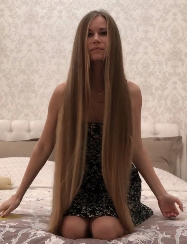 VIDEO - Julia&#x27;s blonde silk in a beautiful room