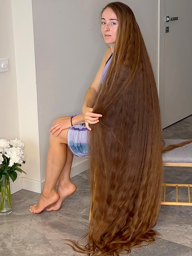 VIDEO - Floor length hair dream