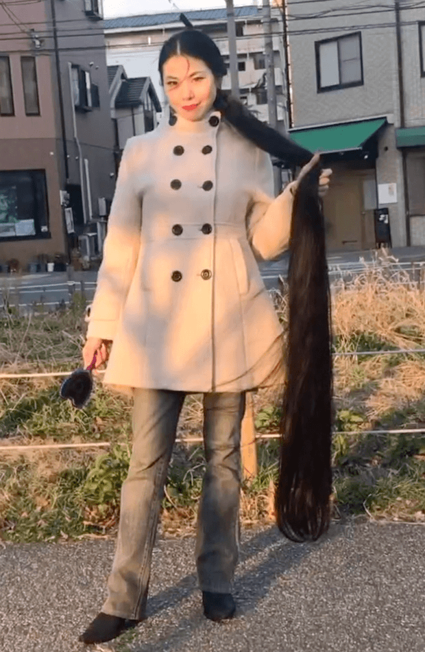 VIDEO - Floor length hair in public 2