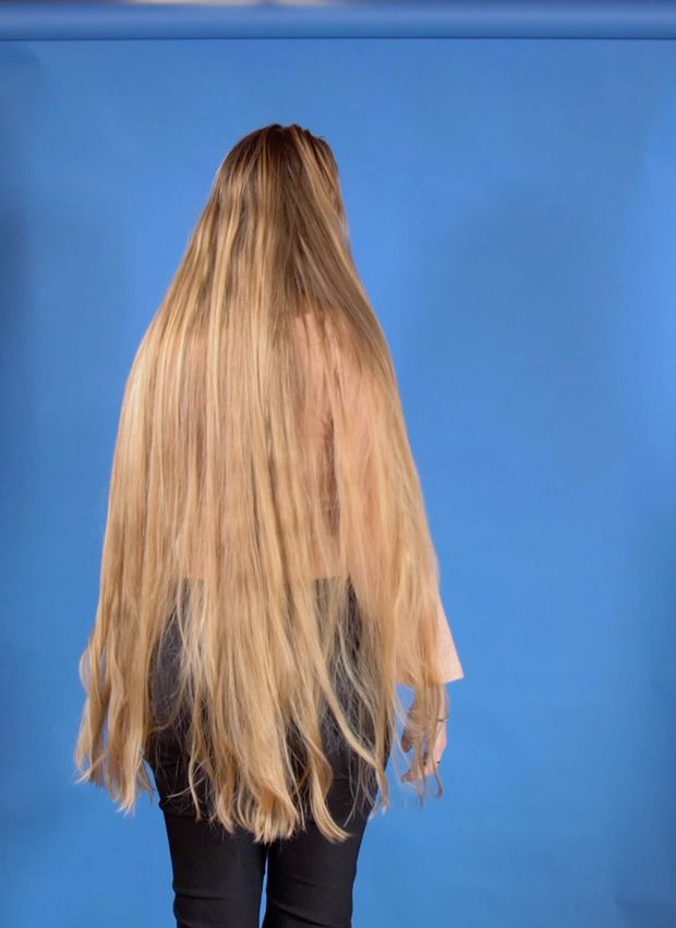 VIDEO - Hair bun perfection on blue