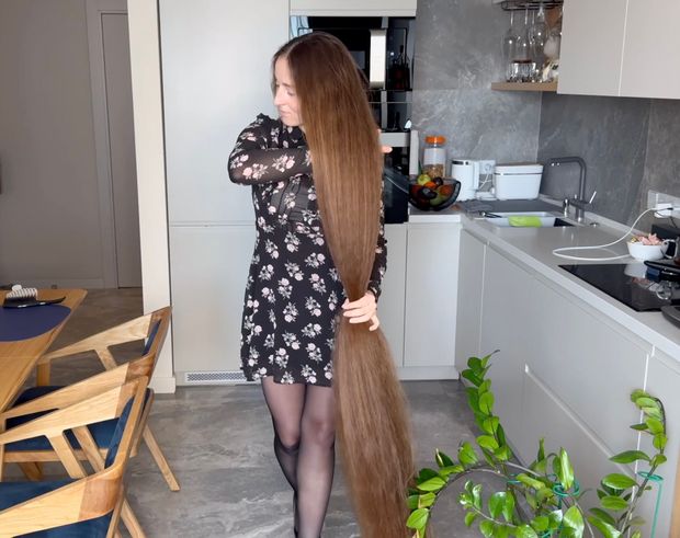 VIDEO - Lady with two meter long hair