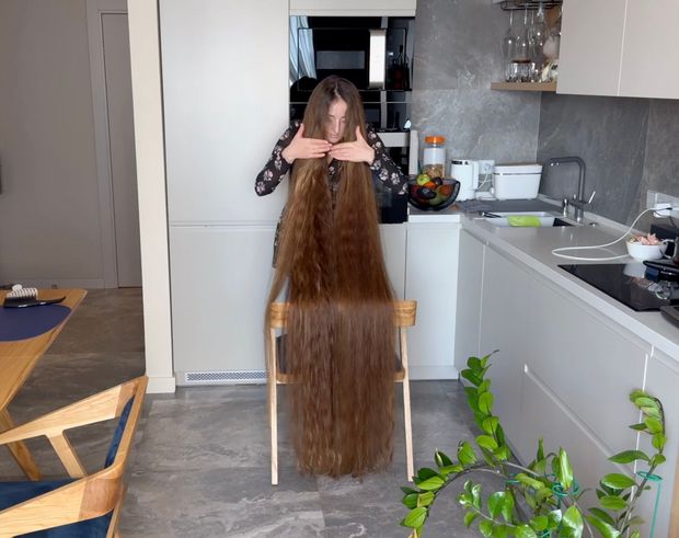 VIDEO - Lady with two meter long hair